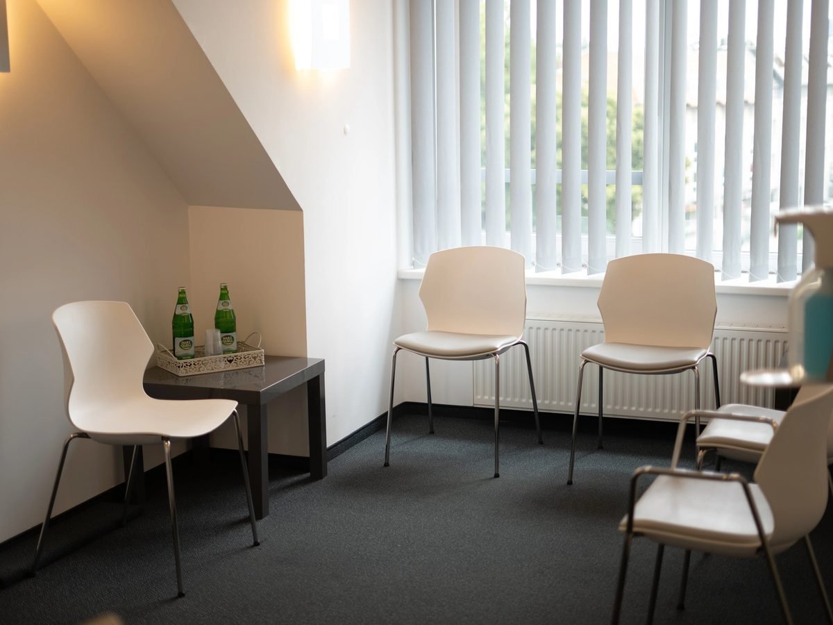 Heller Wartebereich mit Sitzgruppe am Fenster